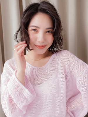 アップバング黒髪ウェットヘアかきあげゆるふわボブ30代40代