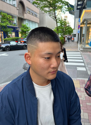 「デキる男」の遊び心。サイドライン×フェードショート