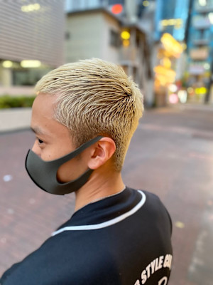 金髪ボウズスタイル