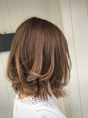 オフィスシーンでも大人気のミディアムヘアー