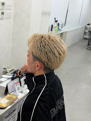 夏に合う爽やか色気ハイトーンフェザースタイル