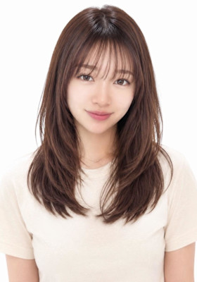 ハッシュカットが可愛いセミロングヘア