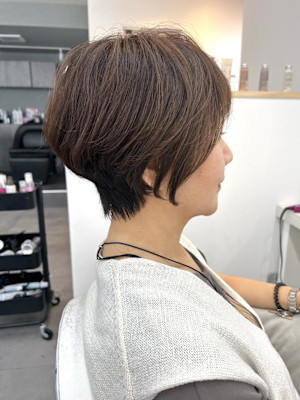 丸みのあるショートボブでシルエット美人に！