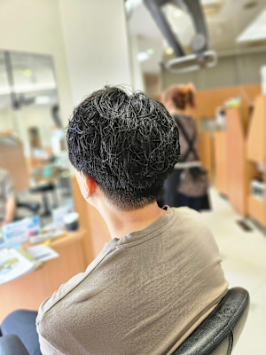 朝のセットが楽になる！清潔感アップのメンズパーマ