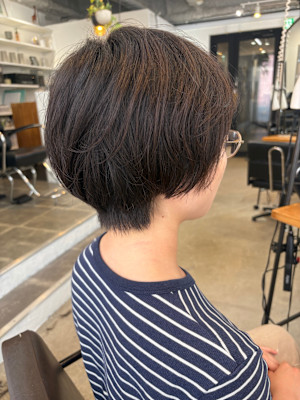 首元が細く見える美線ショートボブ