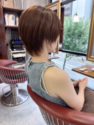 毛先が軽い印象のショートヘア