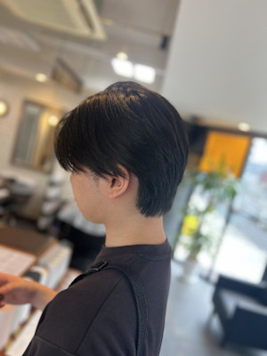毛先の柔らかさで軽さを演出センターパート