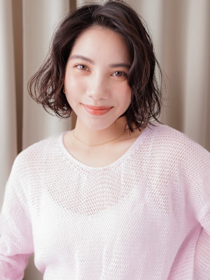 アップバング黒髪ウェットヘアかきあげゆるふわボブ30代40代