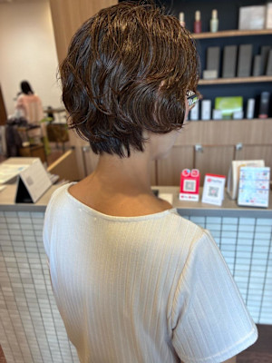 丸みのあるシルエットで女性らしさを引き立てる大人ショートボブ