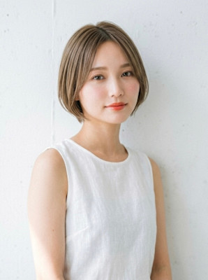 透明感×オリーブグレージュの抜け感ミニボブ