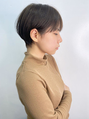コンパクトなマッシュショートで大人可愛く！
