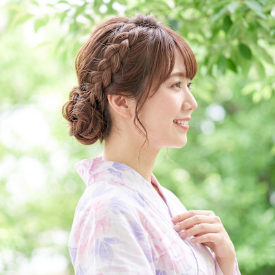 大人フェミニンな編み込みカチューシャ風シニヨンアップ