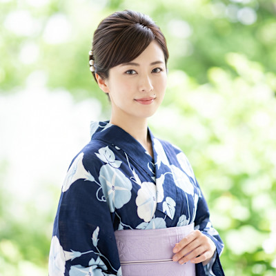 朝顔浴衣に映える、凛とした大人の夜会巻き