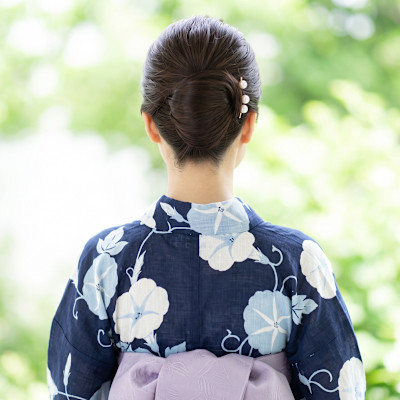 朝顔浴衣に映える、凛とした大人の夜会巻き