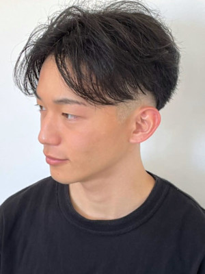ツーブロック センターパート マッシュ スキンフェード 黒髪