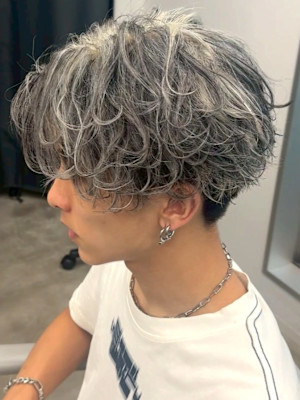 シルバーアッシュ ニュアンスパーマ マッシュ ブリーチカラー