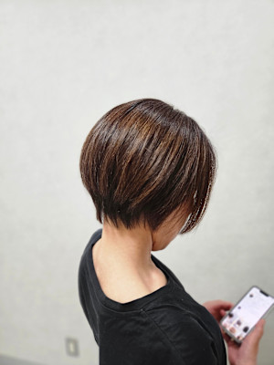 広がりを抑えてツヤ髪へ。大人女性の丸みショート
