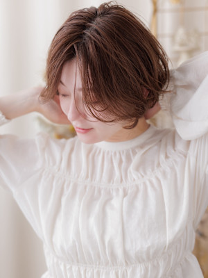 小顔ひし形レイヤーボブ抜け感ピンクベージュブリーチなし