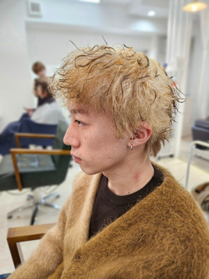 ブリーチ×パーマで魅せる。個性派メンズウルフスタイル