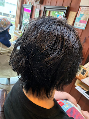 ストレートパーマで自分の癖毛を弱めて活かすウルフショート