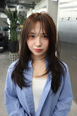 顔周りのレイヤーが可愛いロングスタイル