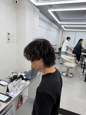 大人色気パーマ無造作で決まる色気サーフカール