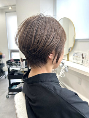 アッシュカラーで大人可愛いショートに！