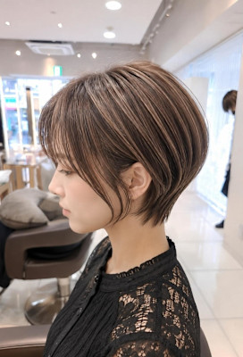白髪を活かす白髪ぼかしハイライトのくびれショート
