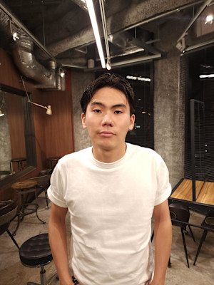 クリーンなアップバングのショートスタイル