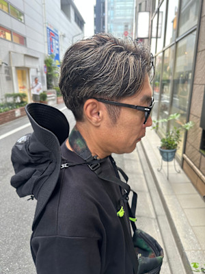 立体感を楽しむ白髪ぼかしカラー