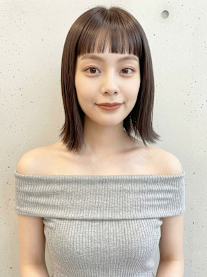 ぱっつん前髪切りっぱなし外ハネくびれボブディシースルーバング