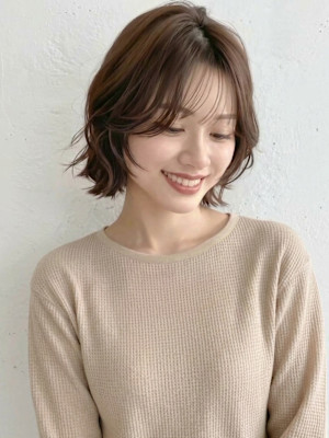 大人かわいい抜け感くびれボブシャギーショート　ミルクベージュ