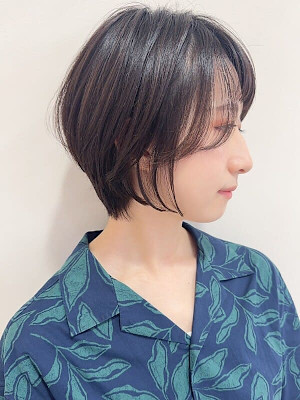 サイドバングの丸みショートボブ