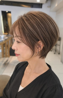 白髪で楽しむくびれショートの白髪ぼかしハイライト