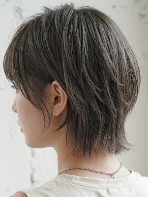 透明感アッシュグレー×束感レイヤーの大人ハンサムショート