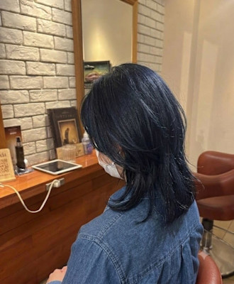 毛先の軽やかな動きが引き立つミディ【413スタイル】