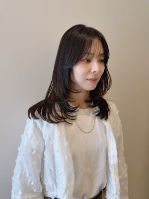 大人可愛いくびれミディレイヤー×シースルーバング