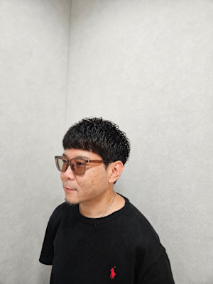 メンズパーマで朝のスタイリングが楽に！毎日キマるヘアスタイル