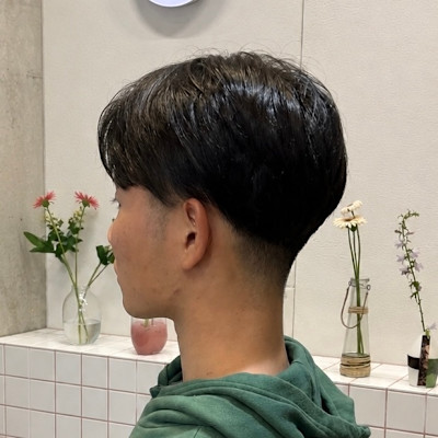 ツーブロ刈り上げ黒髪ショート