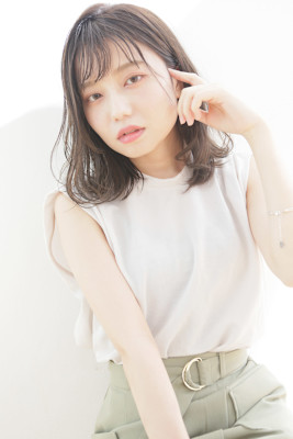 人気の肩下セミディスタイル