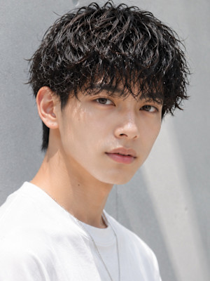 黒髪 ツイストスパイラル 刈り上げない 襟足すっきり 20代