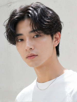 黒髪 センターパート ニュアンスパーマ 襟足すっきり 20代