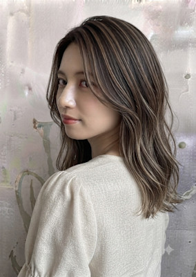 透明感と立体感を楽しむ大人ロングハイライト