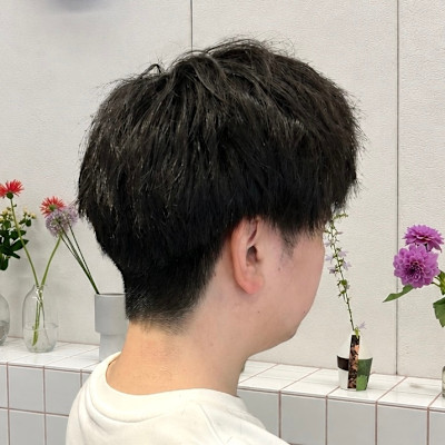 ツーブロ刈り上げ黒髪ショート