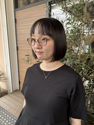 暗髪グレージュのミニボブスタイル