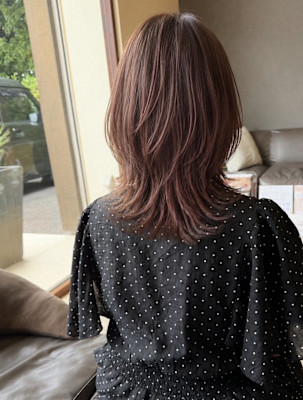 大人女性におすすめ◎柔らかく揺れるレイヤーミディ