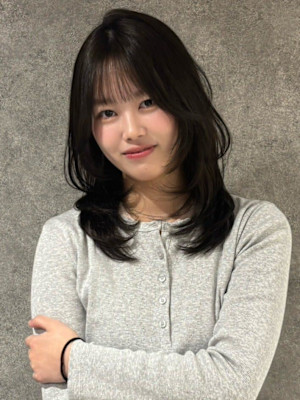 韓国ヘア ダークブラウン 顔周りカット レイヤー 20代