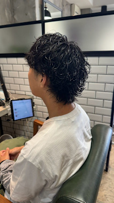 襟足まで遊ばせる無造作ルーズパーマでつくるラフメンズヘア