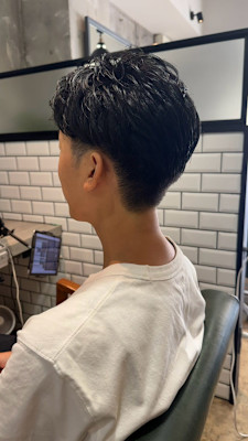後ろ姿をすっきり魅せるメリハリメンズショートヘアスタイル