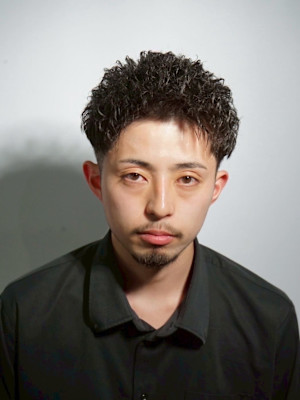 縦ツイストショートアップバング